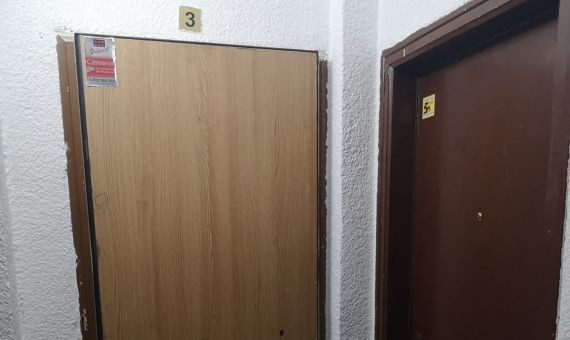 Puerta blindada de un piso anteriormente okupado / GUILLEM ANDRÉS