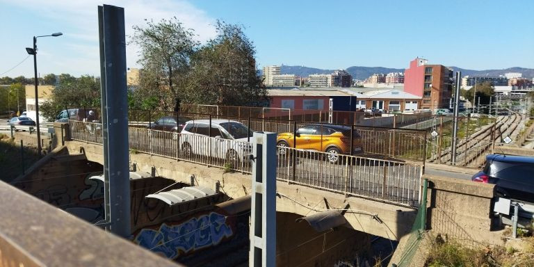 Circulación en el actual puente de la calle de Santander / METRÓPOLI - JORDI SUBIRANA