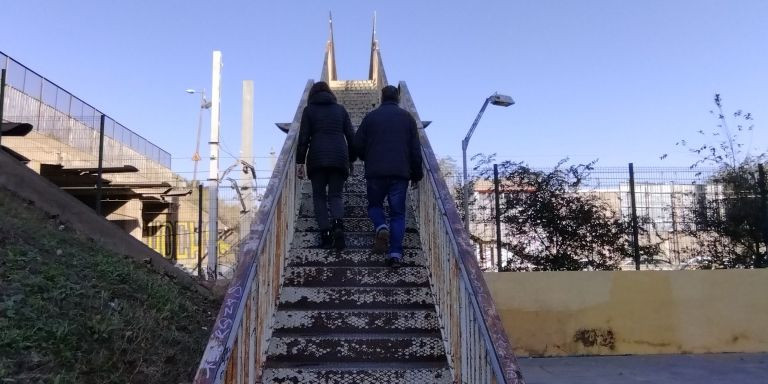 Las escaleras del puente de la vía Trajana o de Santander / METRÓPOLI - JORDI SUBIRANA