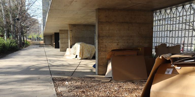 Trastos acumulados a la entrada del museo Can Framis, en la callle Sancho de Ávila, que forma parte de la Superilla del Poblenou/ E.G