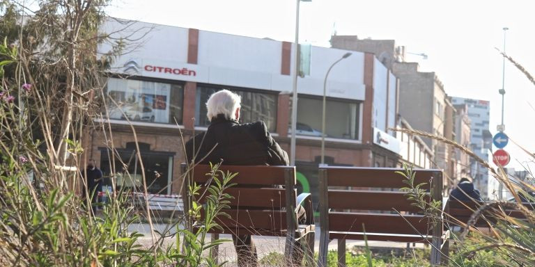 Jesús Palomar, vecino del Poblenou, sentado delante de la que un día fue la fábrica en la que trabajó/ E.G