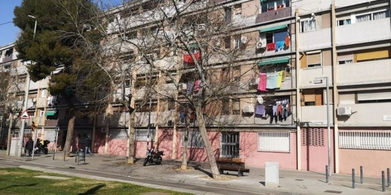 Un hombre pasea por la Rambla Prim de Barcelona / G.A