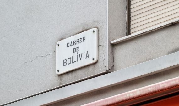 La placa de la calle Bolivia en el edificio desalojado presenta grietas / HUGO FERNÁNDEZ
