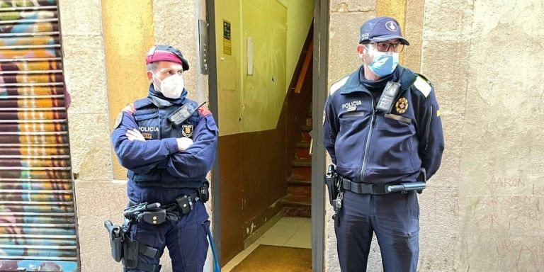 Agentes de las policías barcelonesa y catalana frente a un narcopiso desmantelado / GUARDIA URBANA