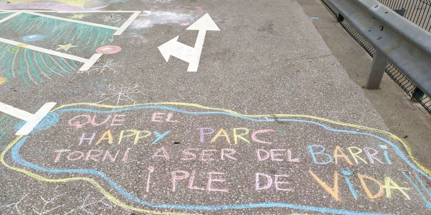 Pintada en el aparcamiento adyacente al edificio donde iría el equipamiento fúnebre/ ELISABET GONZALEZ