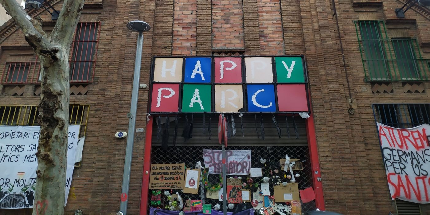 El rótulo del antiguo 'chiquipark', aún cuelga de la fachada del recinto fabril/ ELISABET GONZALEZ