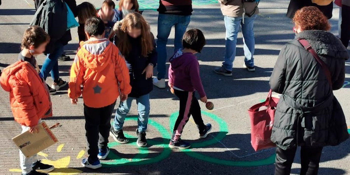 Niños jugando en la plaza vecina al futuro tanatorio / STOP TANATORI SANTS