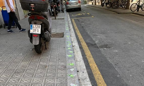 Línea amarilla y pegatinas de la grúa en la esquina / MA