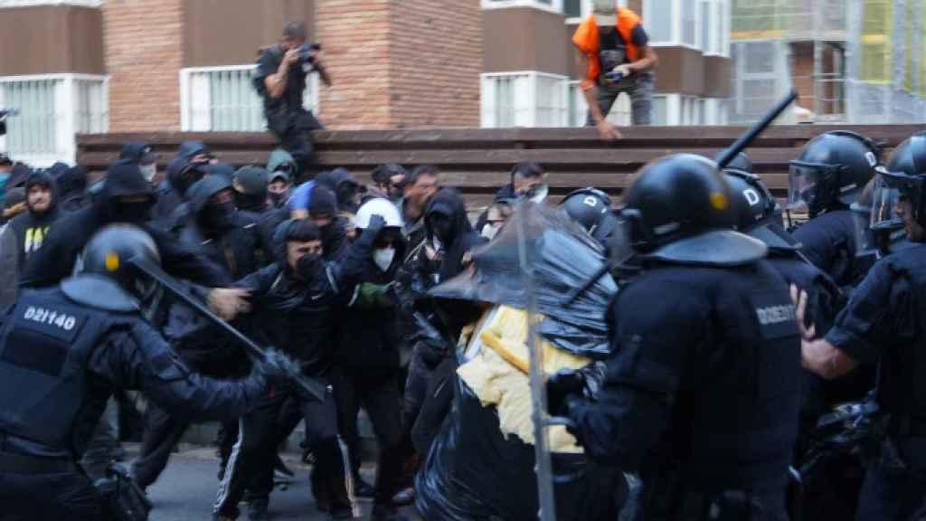 Cargas policiales en la calle del Solsonès durante la manifestación a favor de los okupas / GALA ESPÍN