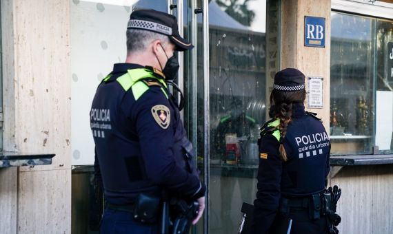 Dos agentes de la Guardia Urbana en una imagen de archivo / GUARDIA URBANA BCN