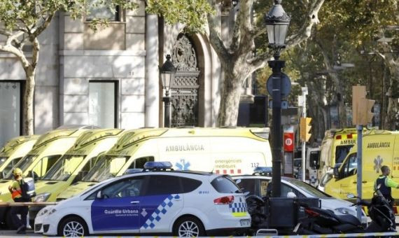 Ambulancias y efectivos de la policía en la zona del atentado de la Rambla / EFE