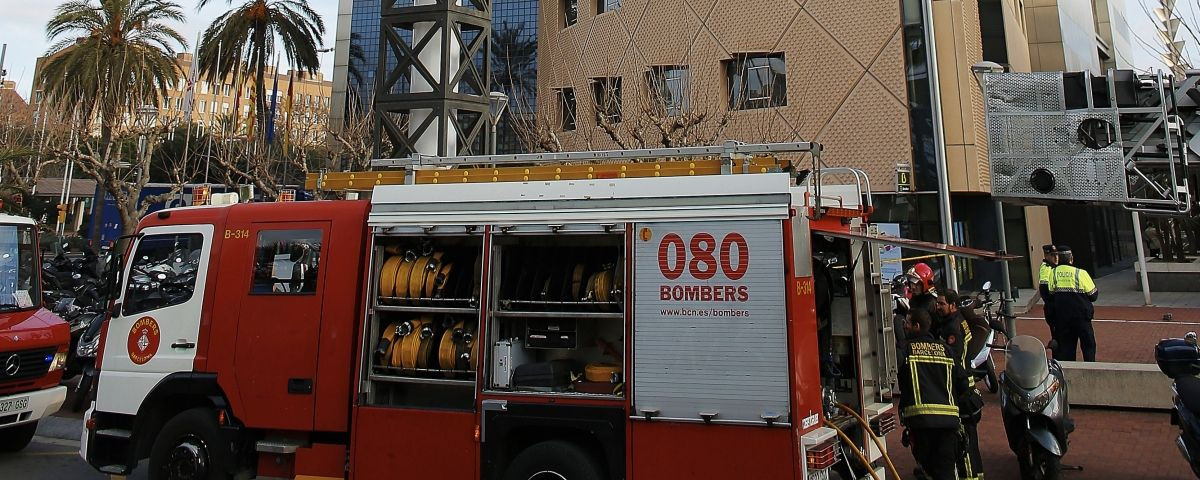 Bomberos trabajando cerca de la torre Mapfre / EFE