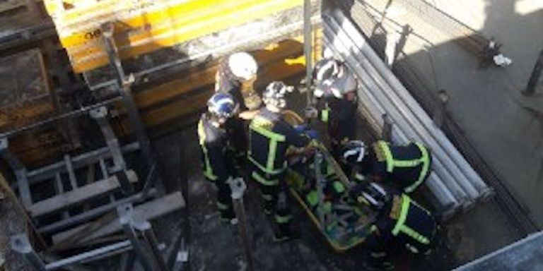 Imágenes del rescate a un obrero que cayó de una altura de cinco metros en Sant Martí / BOMBERS DE BARCELONA