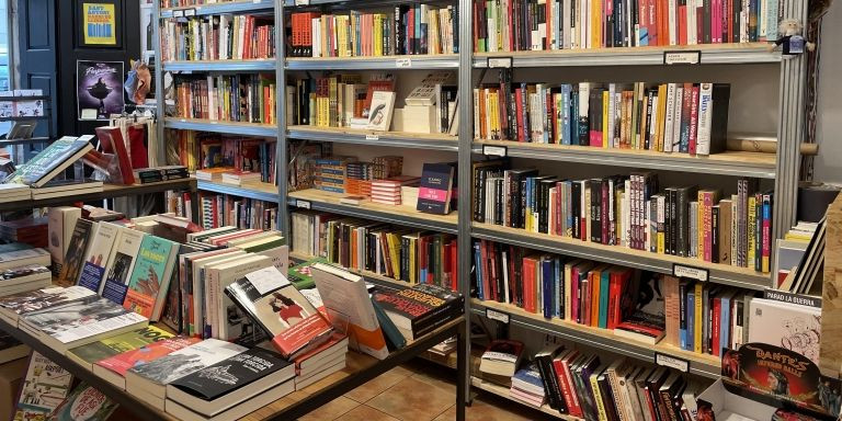 La estantería de la que el ladrón de libros sustrajo ocho ejemplares / METRÓPOLI