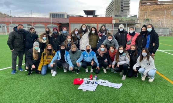 Las compañeras de Rosa Sáenz la homenajearon este domingo en el terreno de juego / CE PUBILLA CASAS