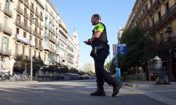 La Guardia Urbana acordona la Rambla de Catalunya a la altura de Gran Via / DGM