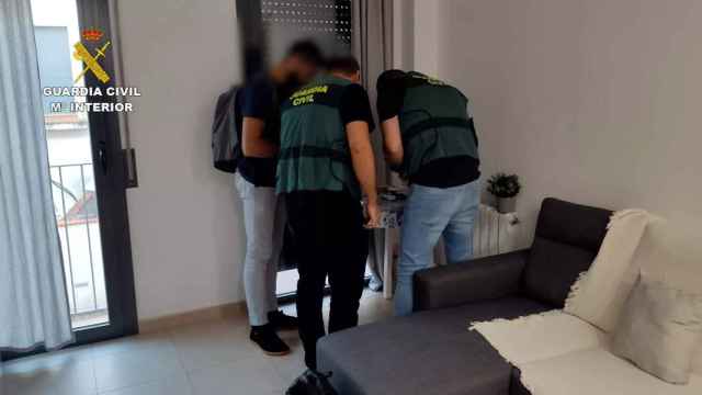 Tres agentes de la Guardia Civil en un domicilio de Barcelona / GUARDIA CIVIL