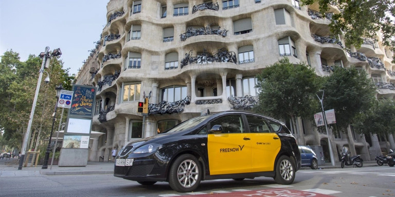 Un taxi circula en Barcelona / EUROPA PRESS