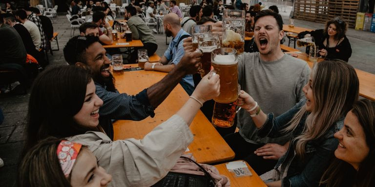 Personas brindando en una pasada edición del Biergarten / BIERGARTEN