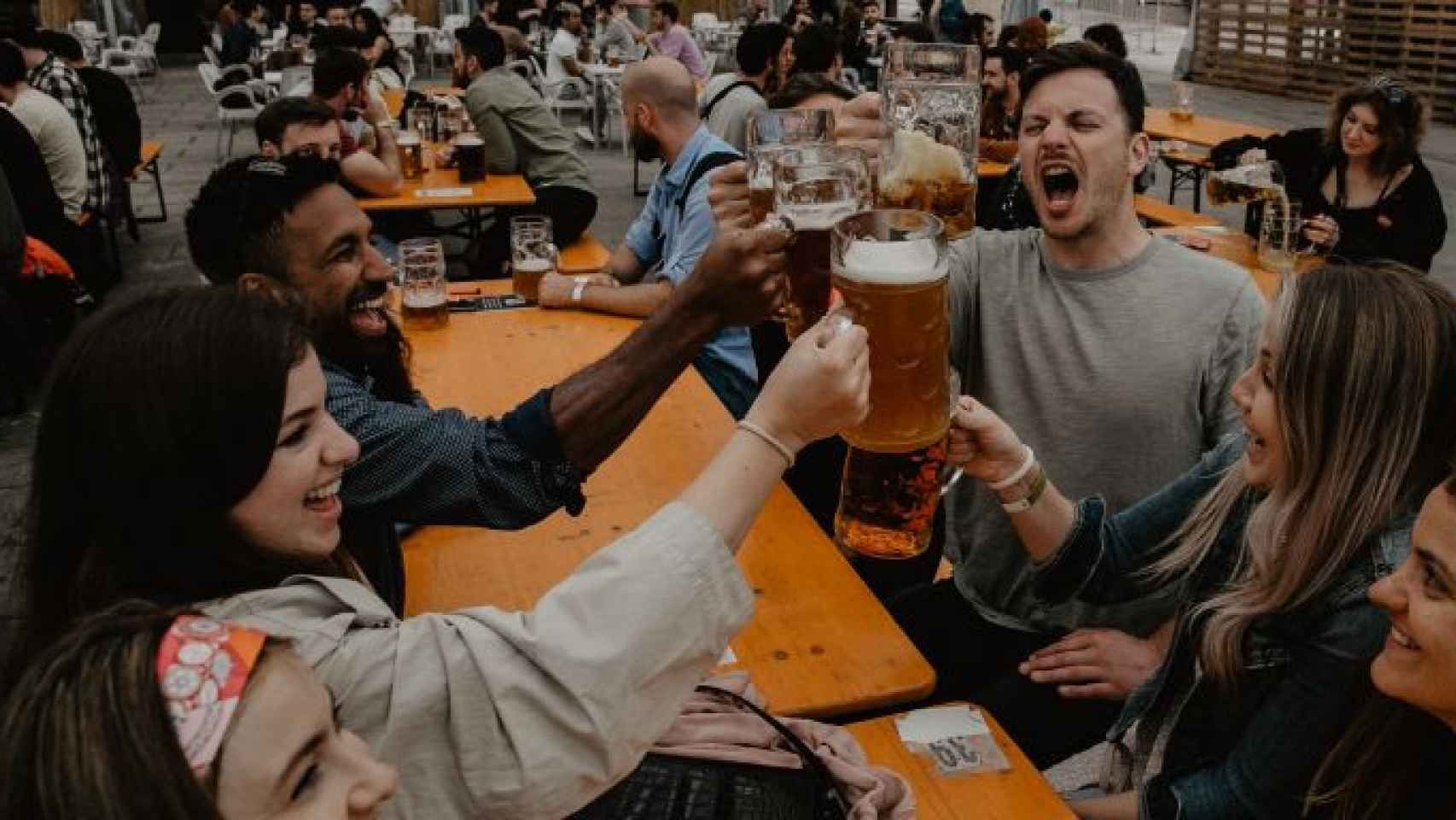 Personas brindando en una pasada edición del Biergarten / BIERGARTEN