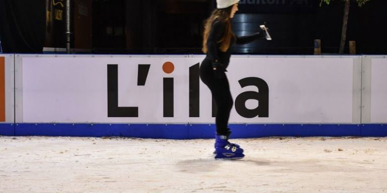 Una patinadora en la pisa de hielo de L'Illa Diagonal