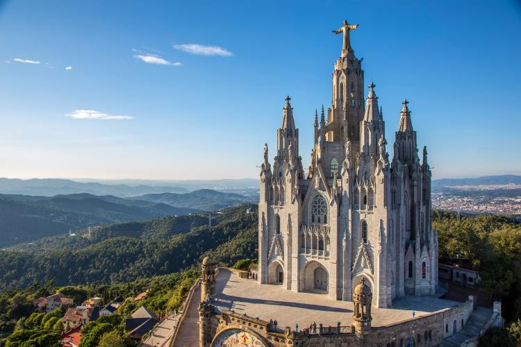 Vista desde el mirador a la Basílica del Sagrado Corazón, en el Tibidabo / AJUNTAMENT DE BARCELONA