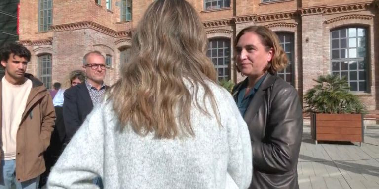 Ada Colau, con la estudiante de la UPF que ha llorado tras ser contestada por la alcaldesa / CEDIDA - BETEVÉ