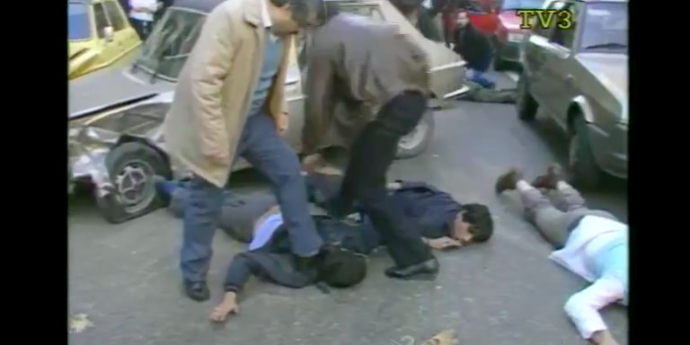 'El Vaquilla', en el suelo (primero por la derecha), durante su arresto en el Eixample de Barcelona en 1984 / TV3