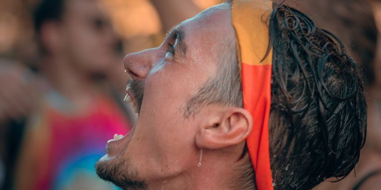 Uno de los participantes del desfile del Pride en Barcelona gritando emocionado / MARCELO RÍOS - @wolf_rios / MARCELO RÍOS - @wolf_rios