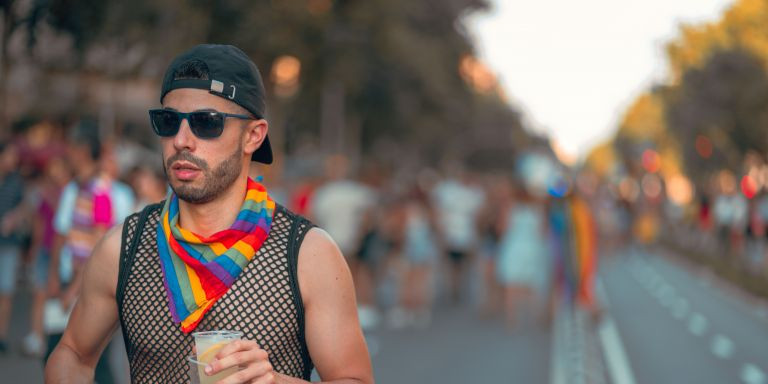 Un asistente del desfile del Pride en Barcelona caminando durante su marcha / MARCELO RÍOS - @wolf_rios