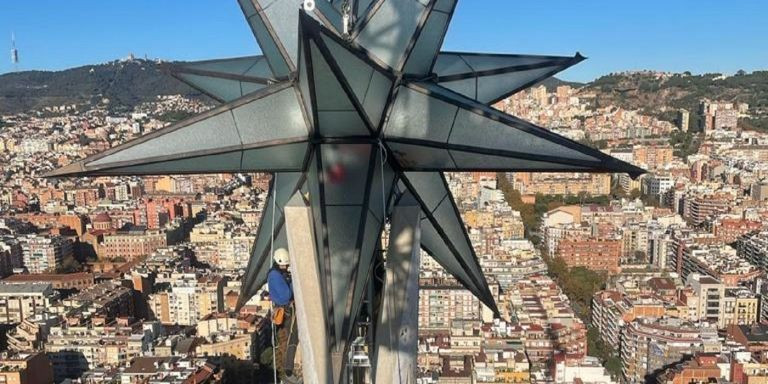 La torre de la Virgen María, con el fuste blanco, ya coronada con la estrella / SAGRADA FAMILIA