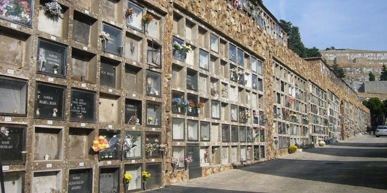 Nichos del cementerio de Montjuïc; julio es el mes con menos muertos en 2021 en Barcelona / METRÓPOLI
