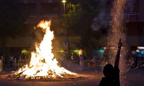 Hogueras durante la noche de San Juan en Barcelona  / EL DIGITAL