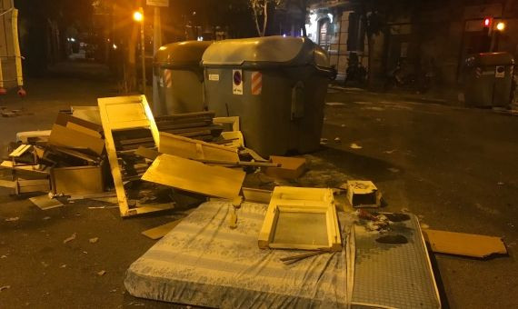 Maderas, colchones y otros materiales en llamas en Barcelona / S.C.