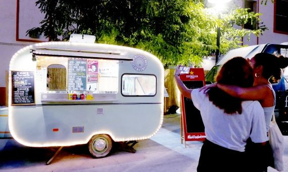 Dos chicas se hacen un selfie en la Antiga Fábrica de Estrella Damm / Jennifer Molina