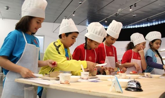 Para preparar un desayuno saludable los niños mezclaron yogur con frutas y cereales / M. B.