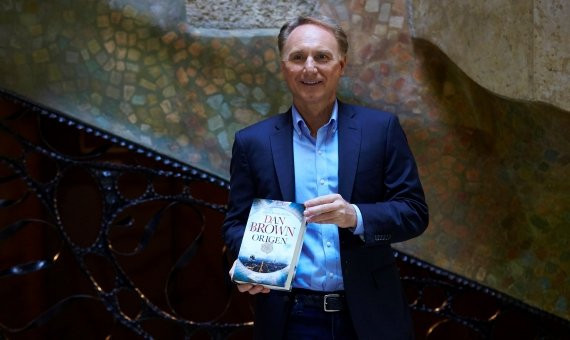 Dan Brown posa durante la presentación de su nueva novela Origen, en la Casa Milà/ EFE/Alejandro García