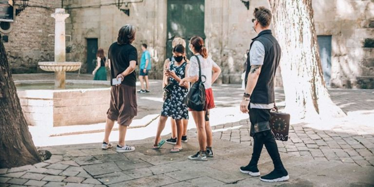 Personas jugando al 'escape room' al aire libre en el Gòtic 'El Laberinto del Tiempo' / CEDIDA