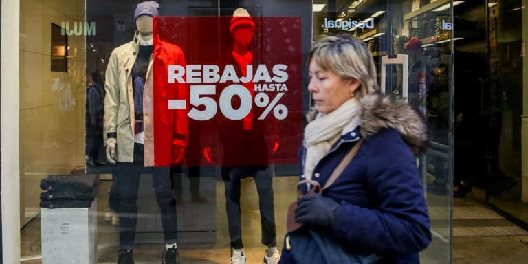 Una mujer pasea frente a un cartel de rebajas en una imagen de archivo / EUROPA PRESS