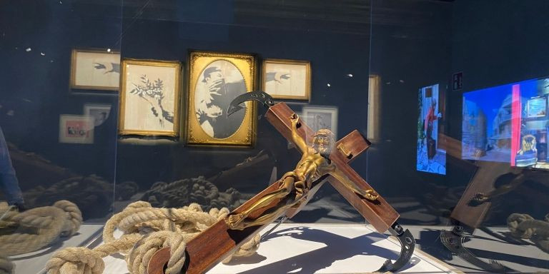 Alusión a Jesucristo en el museo de Banksy en Barcelona / METRÓPOLI