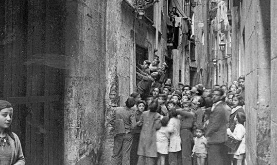 Un grupo de curiosos se agolpa en una vivienda durante los días de la Vampira del Raval /  Albertí, Editor S