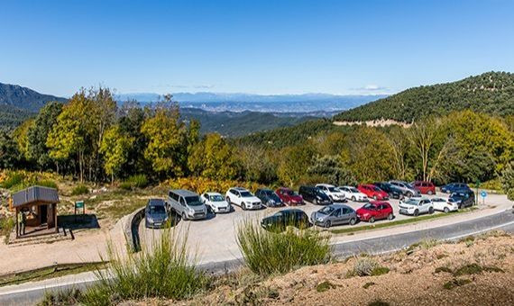 Aparcamiento en un parque natural / DIPUTACIÓN DE BARCELONA