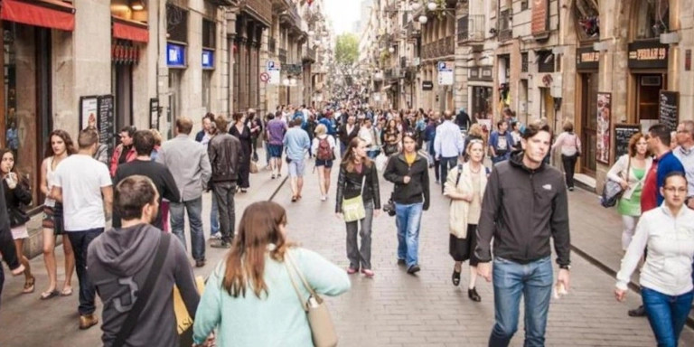 Calle con comercios en Barcelona / EFE