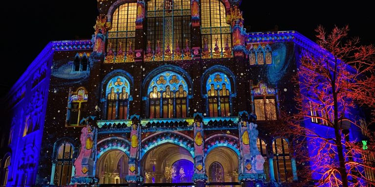 Recinto modernista Sant Pau con proyección de luces / METRÓPOLI