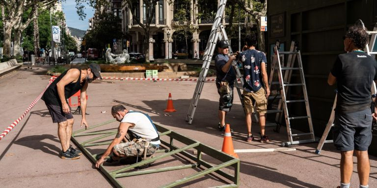 Desmontaje del 'set' de rodaje de 'The Crown en los Jardinets de Gràcia / METRÓPOLI - LUIS MIGUEL AÑÓN 