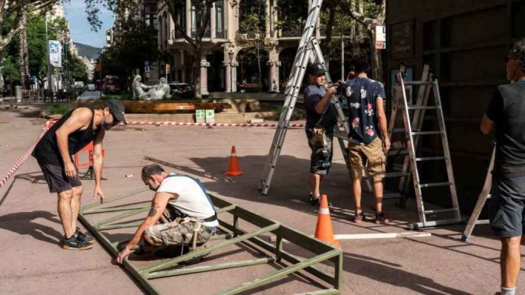 Desmontaje del 'set' de rodaje de 'The Crown en los Jardinets de Gràcia