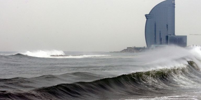 El Ayuntamiento de Barcelona ha prohibido el acceso a los espigones de las playas por el oleaje / EFE