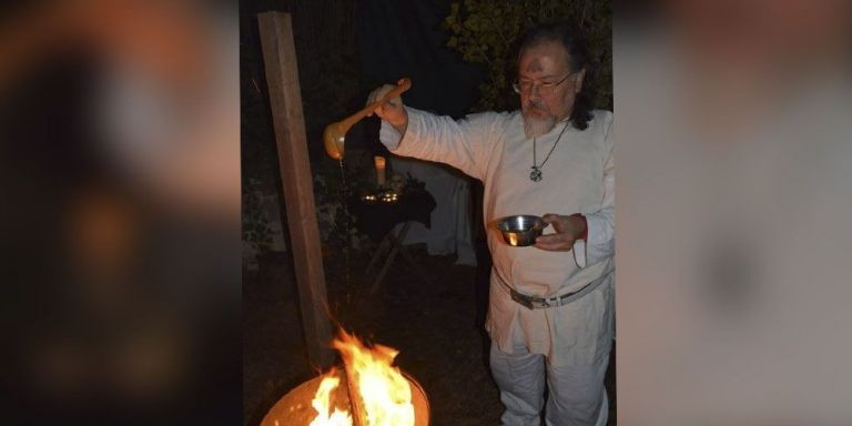 Lluís, en una de sus ceremonias paganas / ORDEN DRUIDA FINTAN