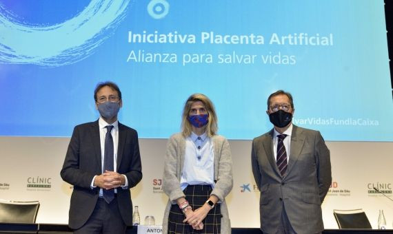 Eduard Gratacós, director de BCNatal y líder del proyecto; Luisa Martínez, madre de un bebé prematuro, y Antonio Vila, director general de la Fundación ”la Caixa”, en la presentación del proyecto de placenta artificial / FUNDACIÓ LA CAIXA