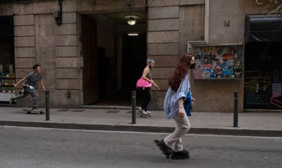 Mujeres patinando en la calle Princesa / PABLO MIRANZO 